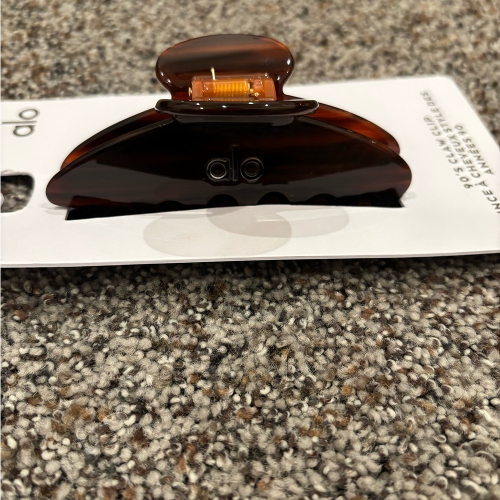 ALO YOGA 90s hair claw clip brown tortoise shell  NWT - Picture 3 of 7